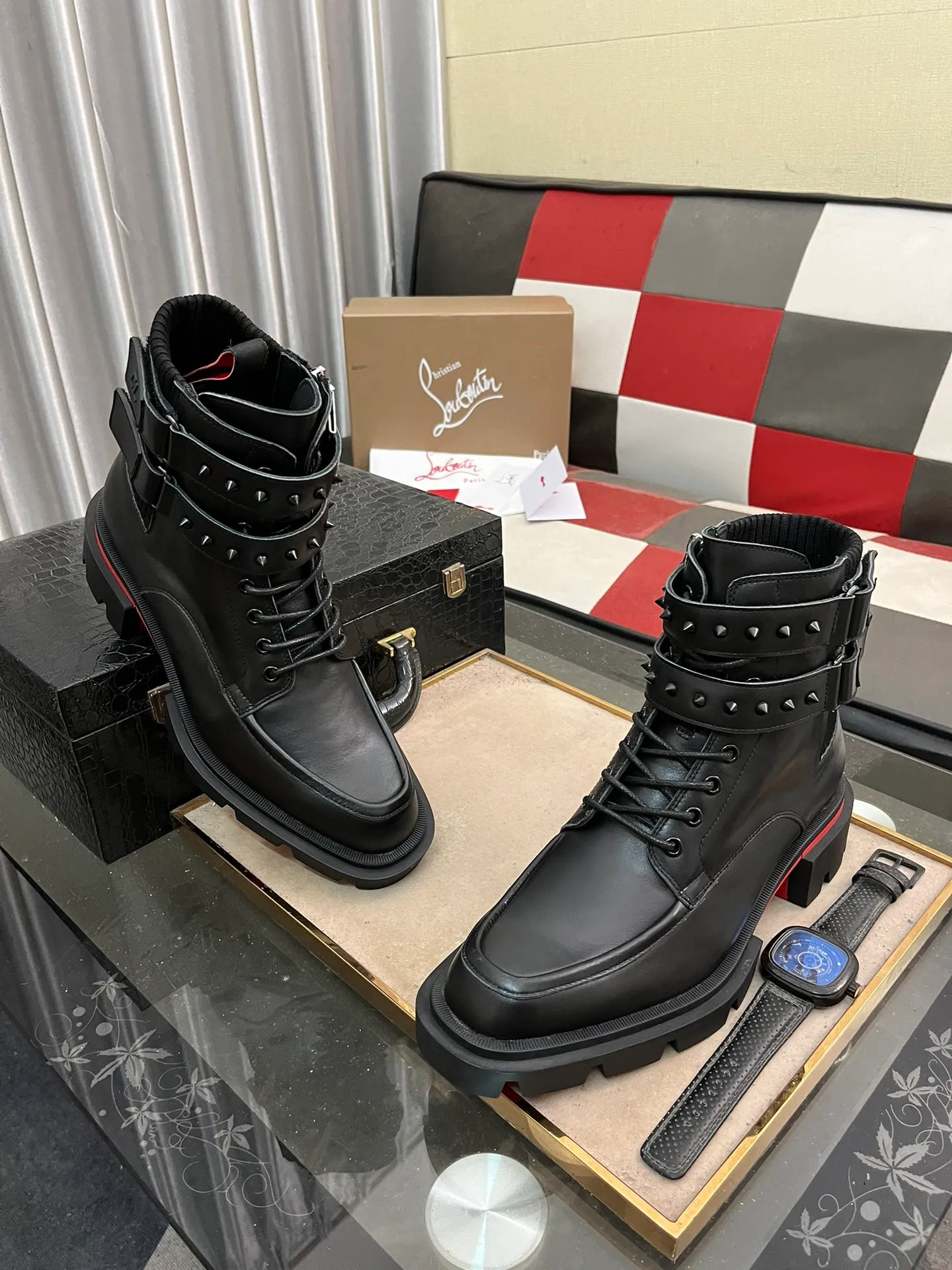 Men's shoes 💰880⌚️⌚️CL New formal leather shoes Christia* Loubouti* Red-soled shoes GREGGO men's Oxford shoes Made of imported cowhide/glossy patent leather/stitched contrasting high silk suede. Three-section toe design. Iconic red outsole, the ultimate personalized shoe. Original color cowhide lining. Original Italian leather outsole; fine workmanship brings you a luxurious experience. With its neat silhouette and straightforwardness, GREGGO men's Oxford shoes are Oxford shoes born for city roaming. The elegant lines and classic silhouette exude eternal charm. The black patent leather material is exquisite and eye-catching, adding a sense of luxury to the overall look. The slender toe design is full of elegance, and matched with closed shoelaces of the same color, the sophistication is invisible. The slim sole design provides the shoes with a light foot feel, elegant steps, and a refined and elegant look. Shows outstanding texture.  Standard leather shoe size: 38-44